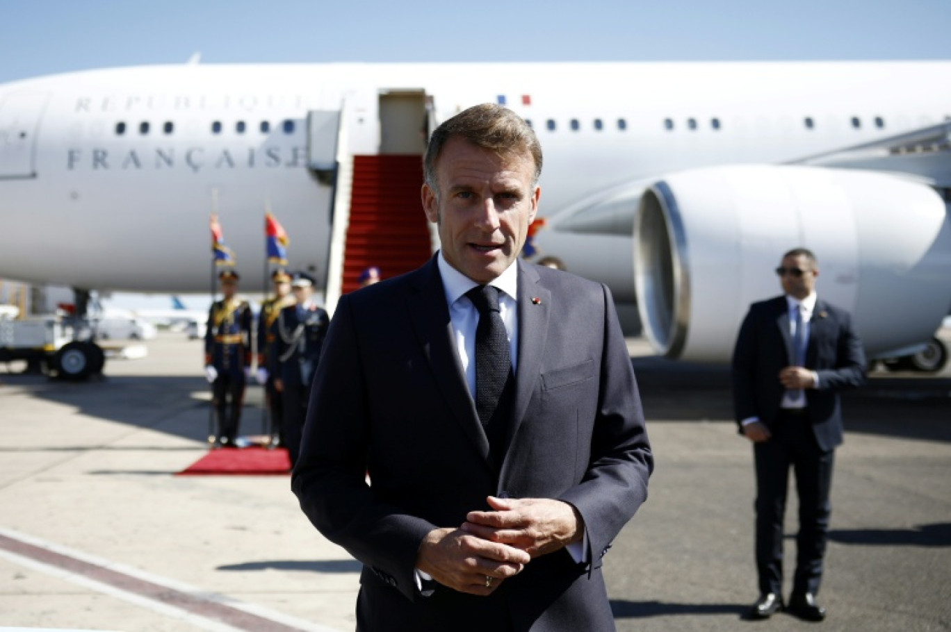 Le président français Emmanuel Macron s'adresse à la presse à son arrivée à Charm El-Cheikh, en Egypte, pour le sommet sur Gaza, le 13 octobre 2025 © Yoan VALAT