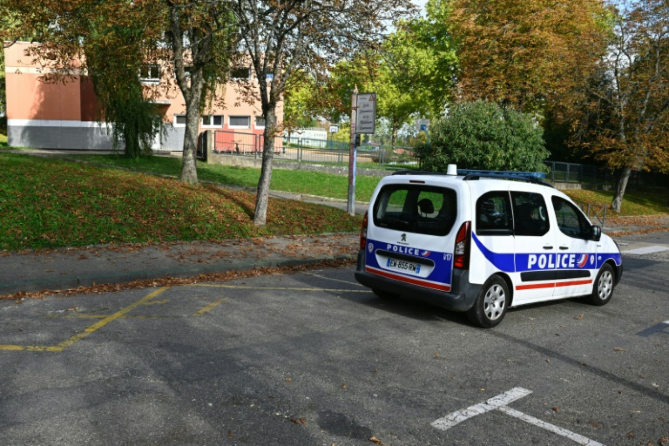 Un véhicule de police devant l'école élémentaire Montagne supérieure à Sarreguemines, dans l'est de la France, le 13 octobre 2025 © Jean-Christophe VERHAEGEN