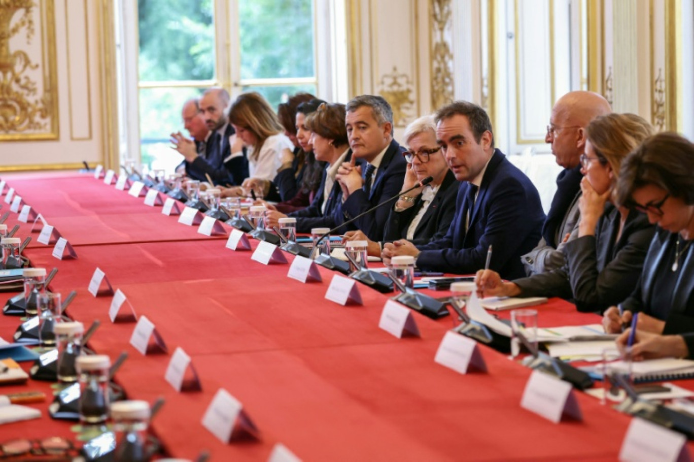 Le Premier ministre Sébastien Lecornu s'exprime face aux membres du gouvernement, le 13 octobre 2025 à Paris © Alain JOCARD