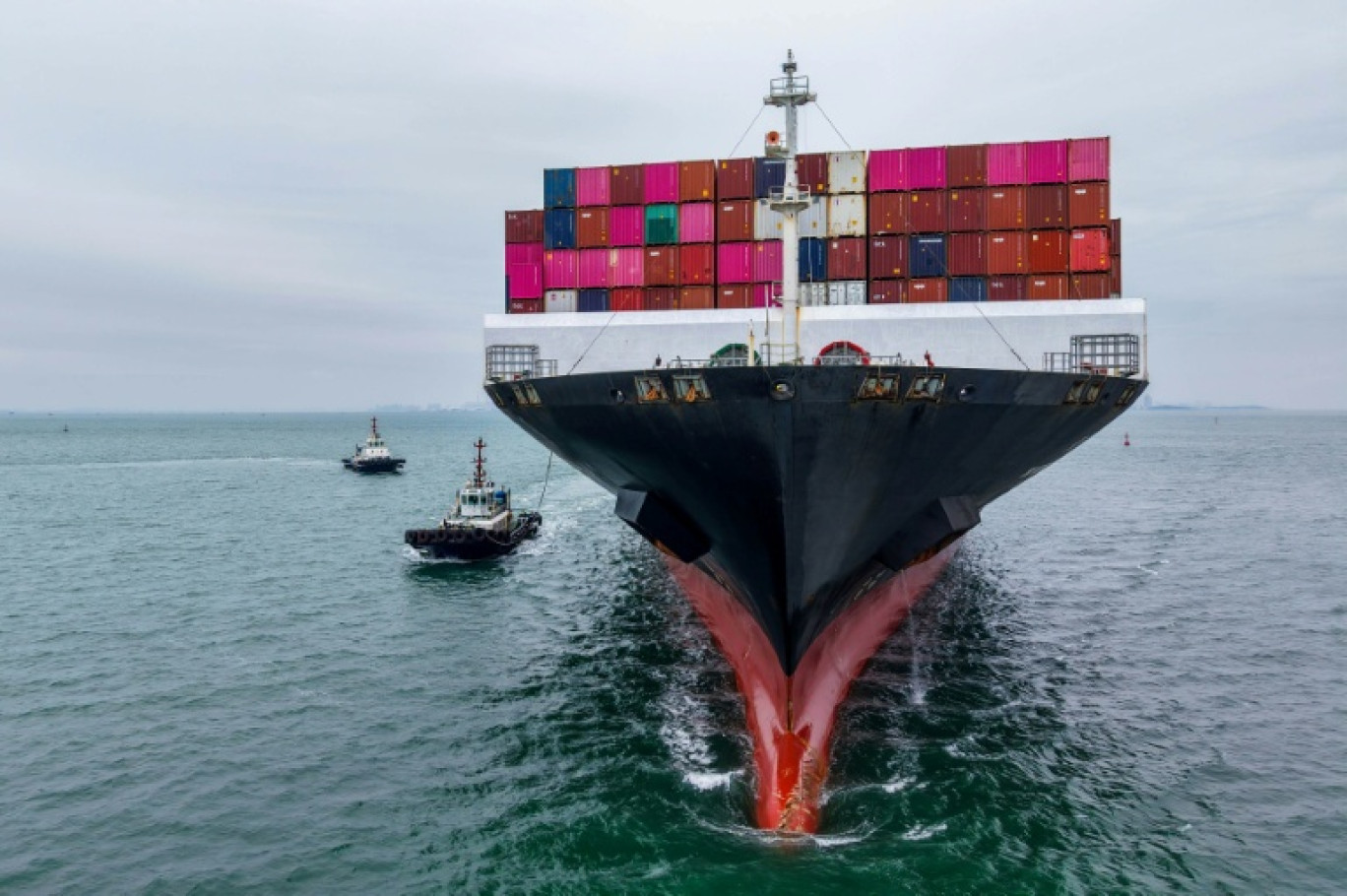 Un cargo entre dans le port de Qingdao, dans la province orientale du Shandong en Chine, le 13 octobre 2025 © -