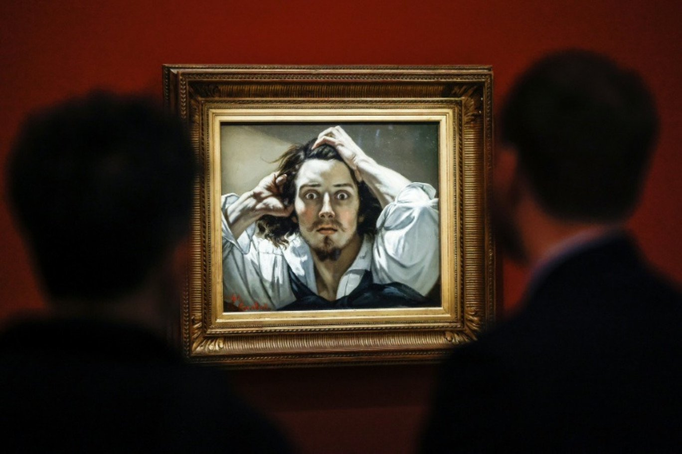 Des visiteurs devant le tableau "Le Désespéré", célèbre autoportrait du peintre français Gustave Courbet, exposé au musée d'Orsay à Paris, le 13 octobre 2025 © Ian LANGSDON