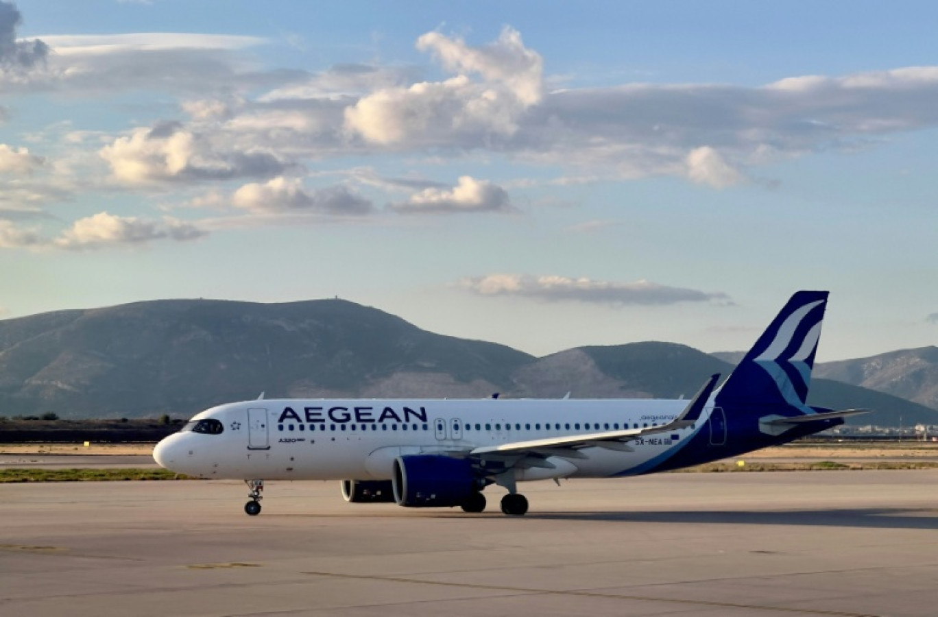 Un Airbus A320 de la compagnie grecque Aegean Airlines, sur le tarmac de l'aéroport d'Athènes, le 5 octobre 2022 © Daniel SLIM