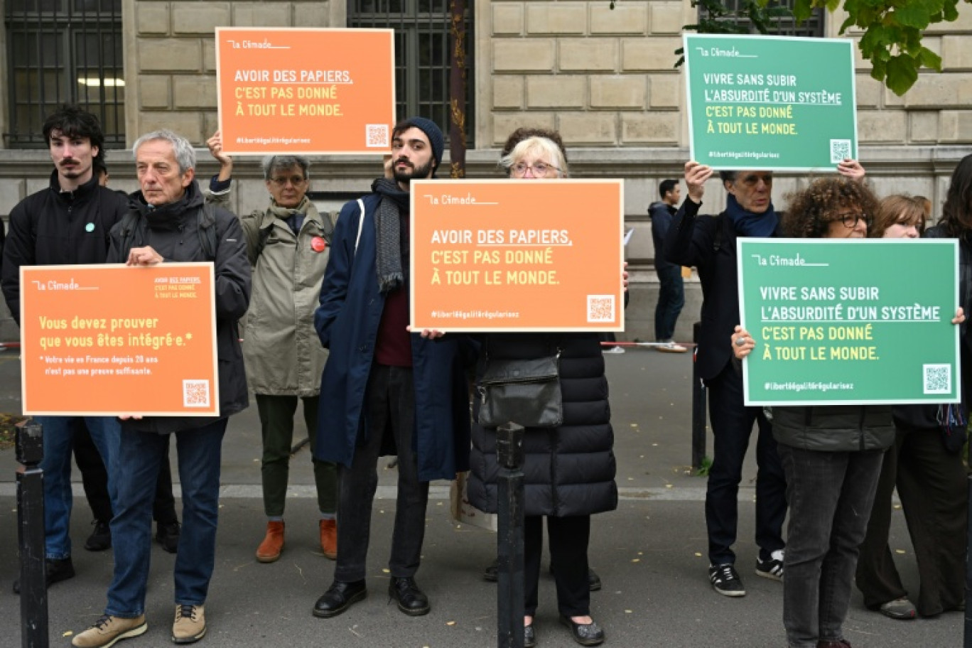 Action symbolique de La Cimade contre la violence et l’"absurdité" des parcours de demandes de régularisation, Paris, le 16 octobre 2025 © Bertrand GUAY