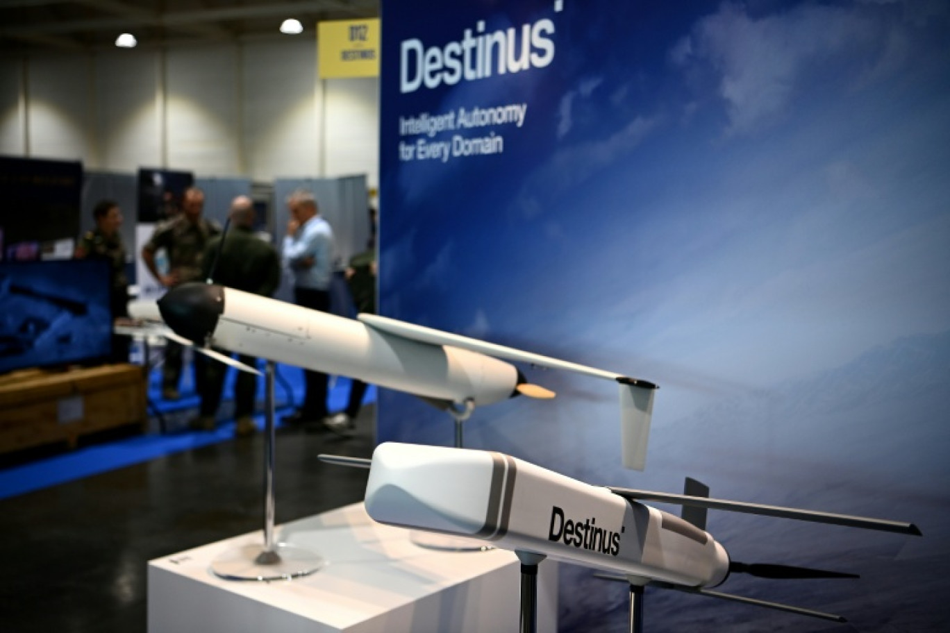 Le physicien d'origine russe et PDG de Destinus, une entreprise européenne fabriquant des drones militaires, Mikhail Kokorich, opposant au président russe Vladimir Poutine, pose sur le stand Destinus lors de la 8e édition du salon européen des drones et des systèmes autonomes à Bordeaux, dans le sud-ouest de la France, le 15 octobre 2025. © Christophe ARCHAMBAULT