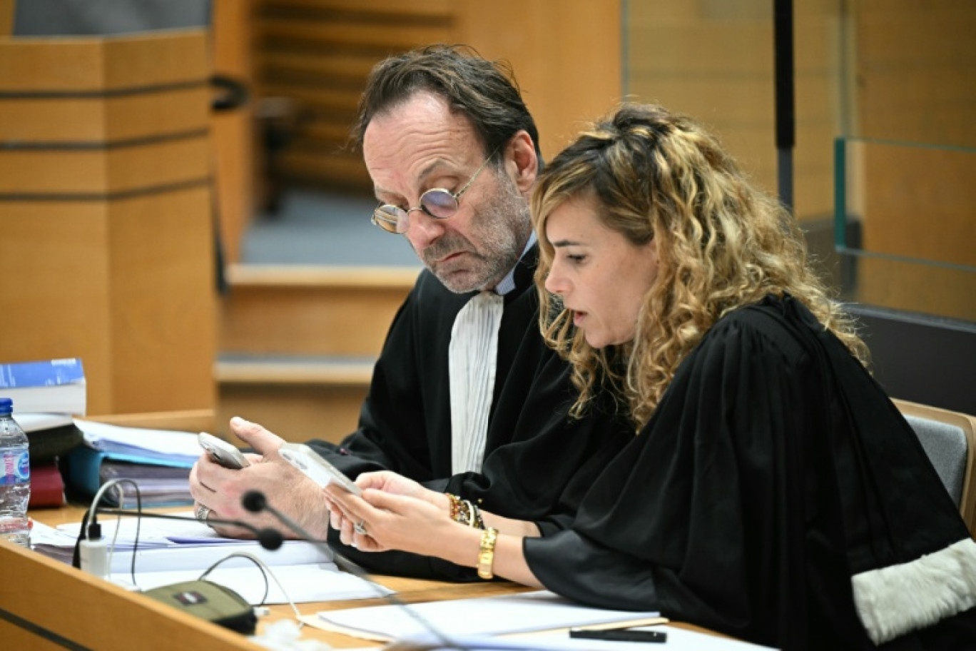 Alexandre Martin (G) and Emmanuelle Franck (D), avocats de Cédric Jubillar, à Albi, le 13 octobre 2025 © Lionel BONAVENTURE
