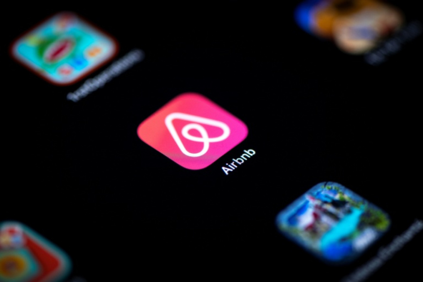 Une plainte pour complicité et recel aggravé de crimes de guerre vise les plateformes Airbnb et Booking.com, accusées par La Ligue des droits de l'Homme (LDH) de favoriser le "tourisme d'occupation" © Lionel BONAVENTURE
