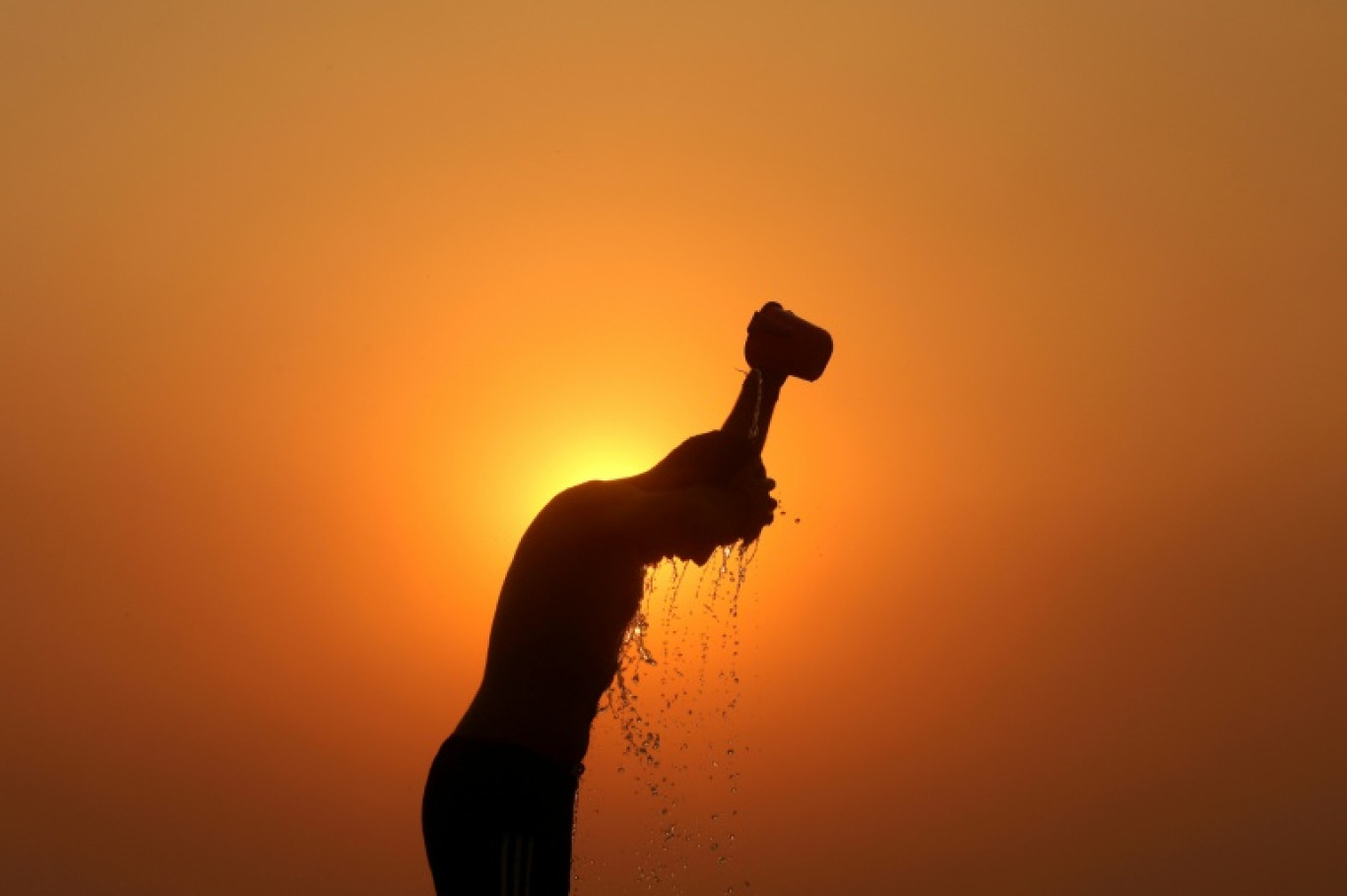 Silhouette d'un ouvrier lors d'une chaude journée d'été à Jammu, en Inde, le 1er juin 2024 © Mukesh GUPTA