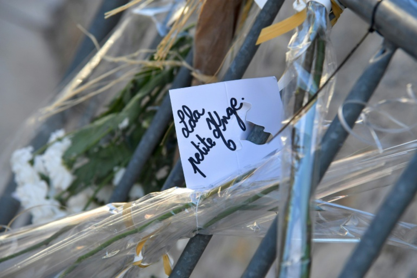 Des fleurs et des messages déposés devant l'immeuble où habitait Lola, le 17 octobre 2022 à Paris © STRINGER