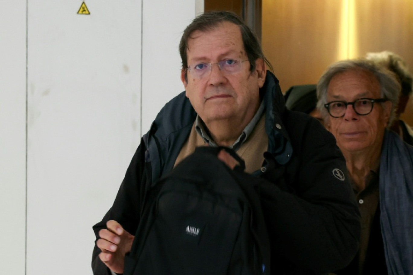 Nicolas Brimo (g) et Michel Gaillard, anciens présidents du Canard Enchaîné, arrivent au Tribunal Judiciaire de Paris à l'ouverture du procès des anciens dirigeants du journal satirique pour abus de biens sociaux, le 8 octobre 2024 © ALAIN JOCARD