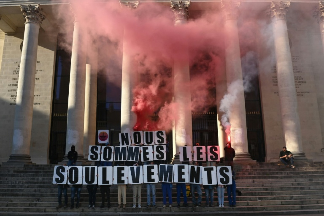 Une pancarte "Nous sommes les Soulèvements de la Terre" lors d'un rassemblement contre la décision du gouvernement de dissoudre le mouvement écologiste, à Nantes, le 19 avril 2023 © Sebastien SALOM-GOMIS