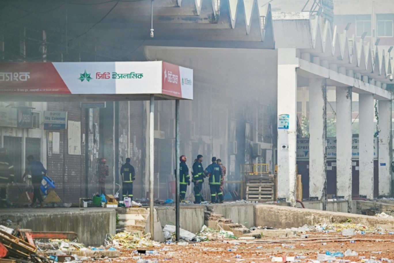 Des pompiers inspectent le terminal de fret de l'aéroport international Hazrat Shahjalal de Dacca au Bangladesh, le 19 octobre 2025, au lendemain de l'incendie qui l'a ravagé © Munir UZ ZAMAN