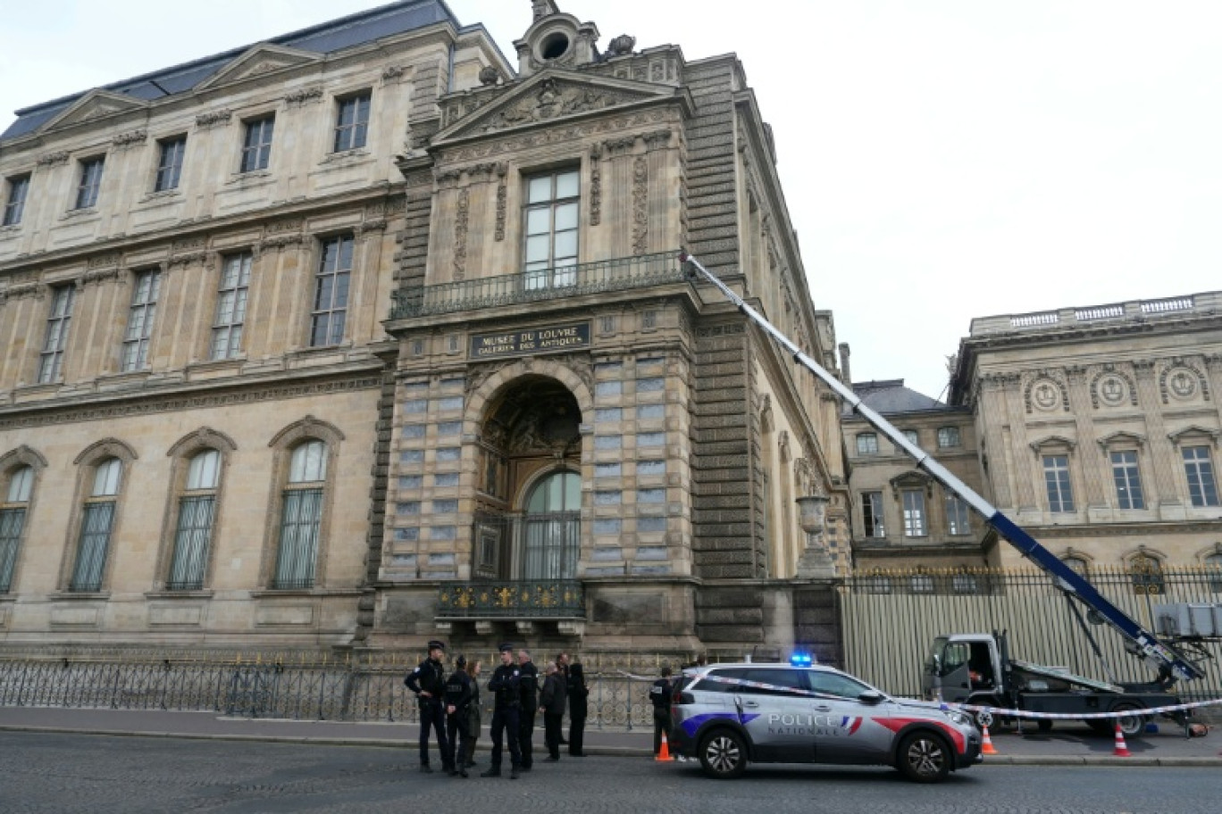 Des policiers près d'un monte-charge utilisé lors d'un cambriolage au musée du Louvre, le 19 octobre 2025 à Paris © Dimitar DILKOFF