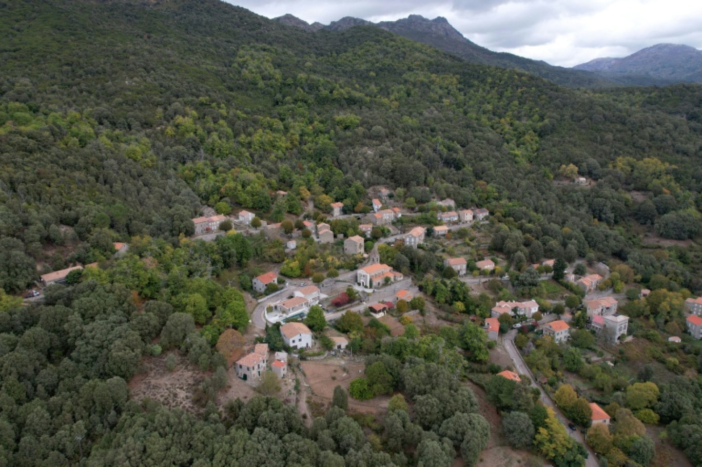 Vue aérienne du village de Quasquara, le 14 octobre 2025 en Corse-du-Sud © Pascal POCHARD-CASABIANCA
