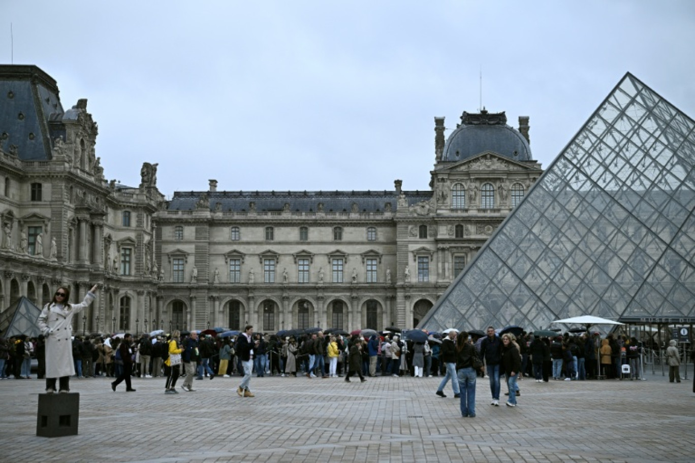 Des touristes font la queue au musée du Louvres, le 20 octobre 2025 à Paris © JULIEN DE ROSA