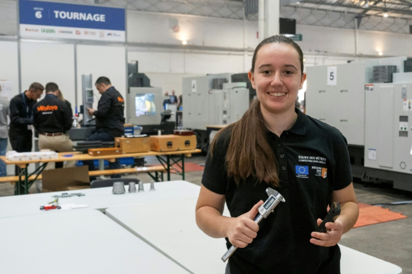 Meilleure Apprentie de France en usinage (MAF) 2023, Lona Hughes, pose avec ses outils de travail lors de la 48ème édition du Concours National des Métiers 2025 organisé par "WorldSkills France" au Parc Chanot, à Marseille, le 16 octobre 2025. © Miguel MEDINA