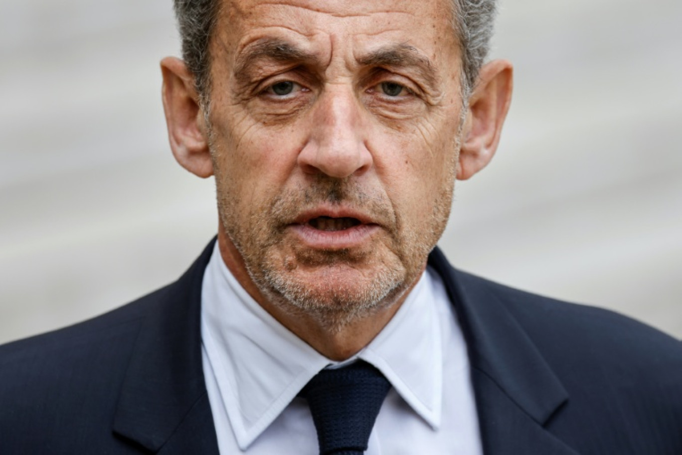 L'ancien président français Nicolas Sarkozy s'adresse à la presse à sa sortie d'une réunion au palais de l'Elysée, à Paris, le 25 février 2022 © Ludovic MARIN