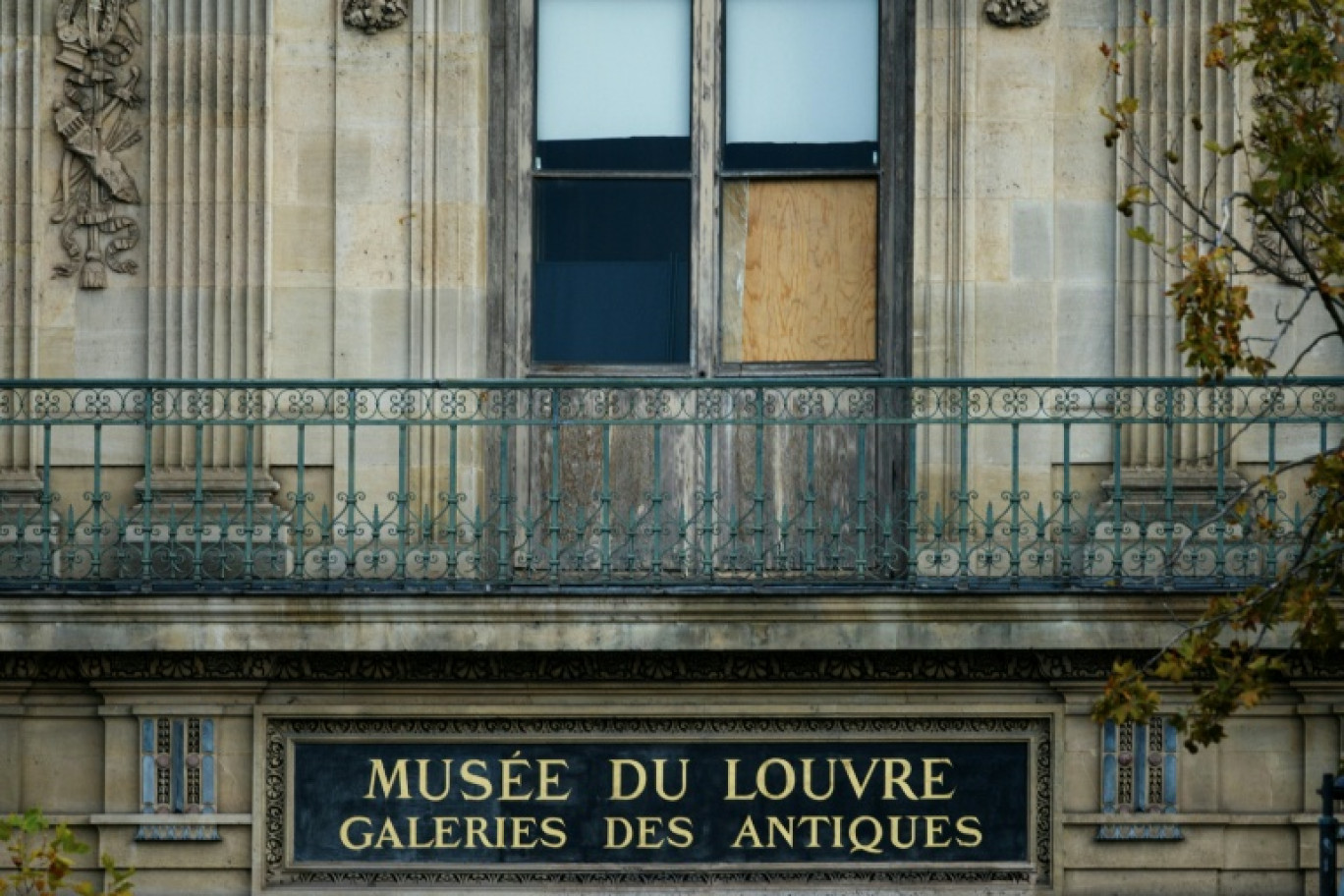 Les vitres couvertes d'une fenêtre du musée du Louvre après un vol de bijoux inestimables, le 20 octobre 2025 à Paris © Dimitar DILKOFF