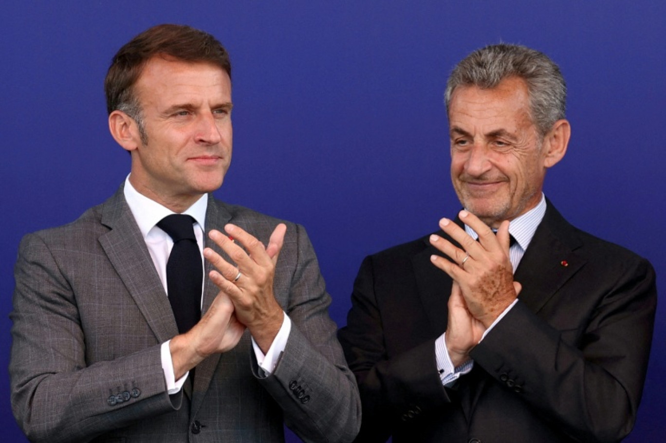 Emmanuel Macron (g) et Nicolas Sarkozy lors de l'inauguration du terminus de la ligne 14 du métro parisien, à Saint-Denis, le 24 juin 2024 © Yves Herman