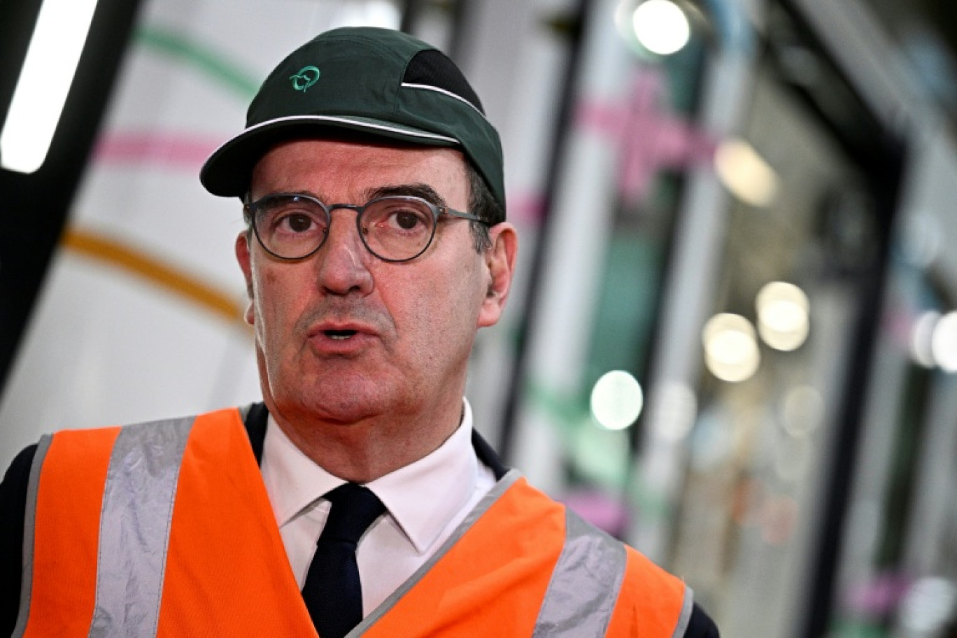 Jean Castex, portant une casquette de la RATP qu'il dirige, lors de la présentation des nouveaux métros MF19 construits par Alstom, à Bobigny (Seine-Saint-Denis), le 14 février 2025 © JULIEN DE ROSA
