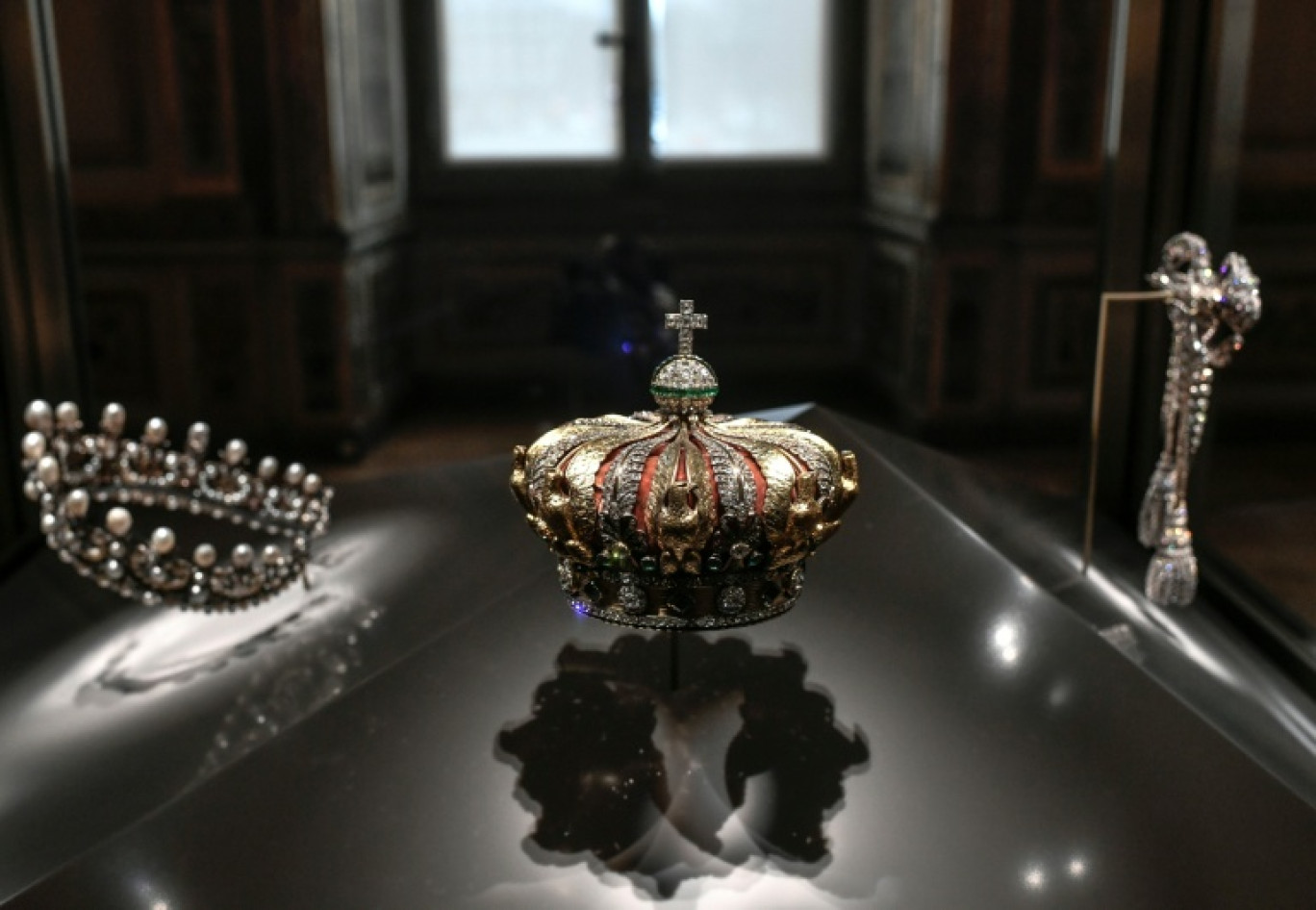 La couronne (c) et le diadème (g) de l'impératrice Eugénie exposés dans la galerie d'Apollon au musée du Louvre, le 14 janvier 2020 à Paris © STEPHANE DE SAKUTIN
