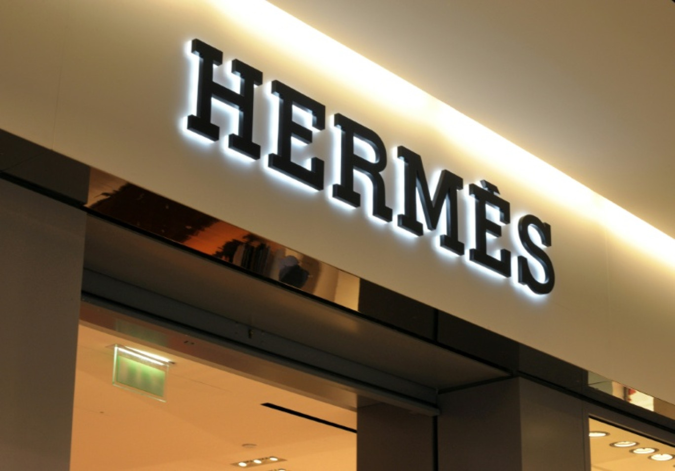 Le groupe français de luxe Hermès publie un chiffre d'affaires en hausse de 5% à 3,9 milliards d'euros, imperturbable malgré un contexte moins favorable au secteur du luxe depuis plusieurs trimestres © Eric PIERMONT