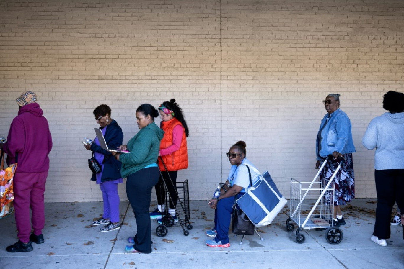Des employés fédéraux attendent pour recevoir de l'aide alimentaire à Hyattsville, pendant la paralysie budgétaire du pays, le 21 octobre 2025 dans le Maryland © Brendan Smialowski