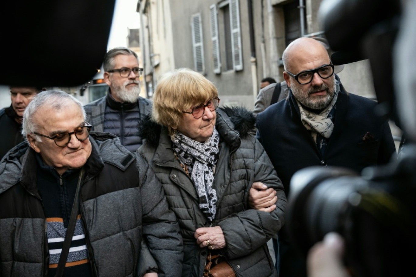 Jacqueline Jacob (c), son avocat Stéphane Giuranna (d) et son mari Marcel Jacob (g) arrivent à la cour d'appel de Dijon, le 24 octobre 2025 © ARNAUD FINISTRE