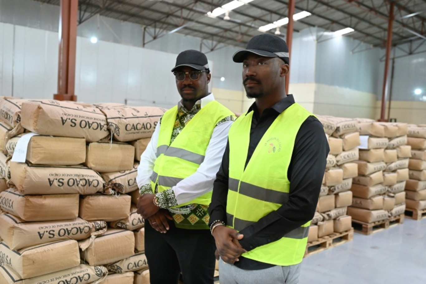 Les frères jumeaux Fousseni (d) et Alahassane Diakité, dans leur usine de chocolat, à Divo, en Côte d'Ivoire, le 20 octobre 2025 © Issouf SANOGO