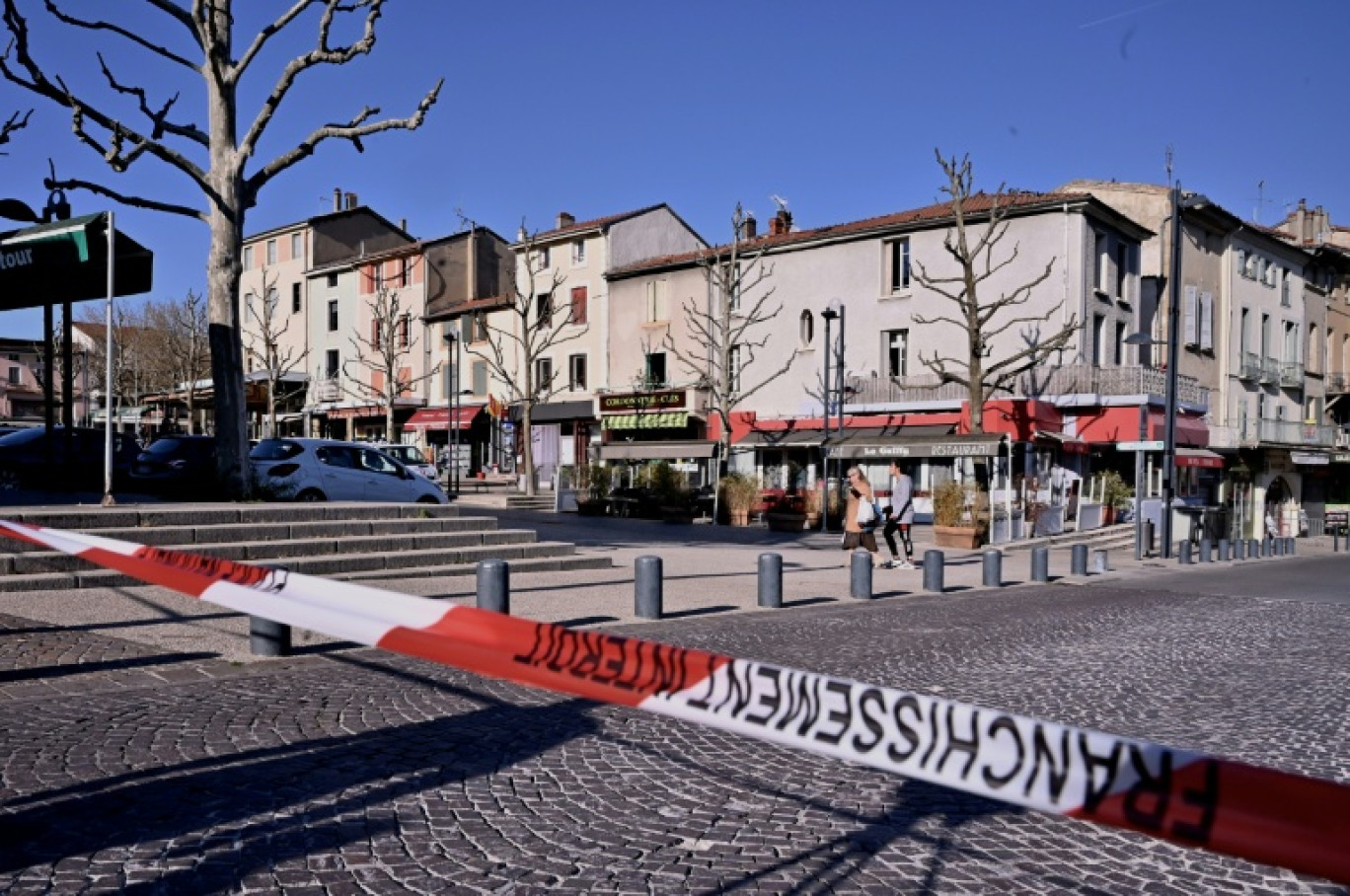 Dans le centre-ville de Romans-sur-Isère, dans la Drôme, après une attaque au couteau qui a fait deux morts et cinq blessés, le 4 avril 2020 © JEFF PACHOUD