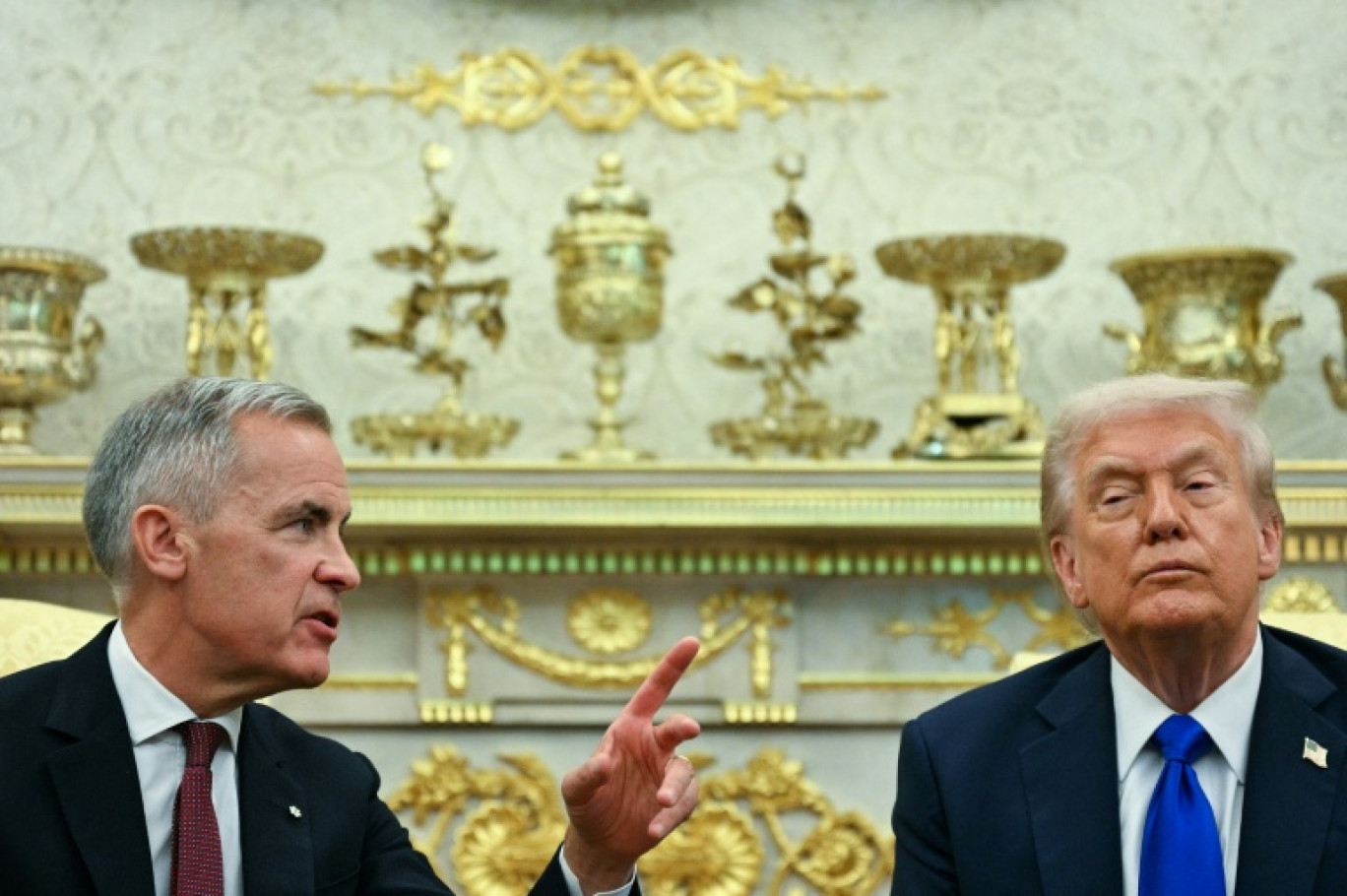 Le président américain Donald Trump (d) et le Premier ministre canadien Mark Carney dans le Bureau ovale de la Maison Blanche, le 7 octobre 2025 à Washington © Jim WATSON