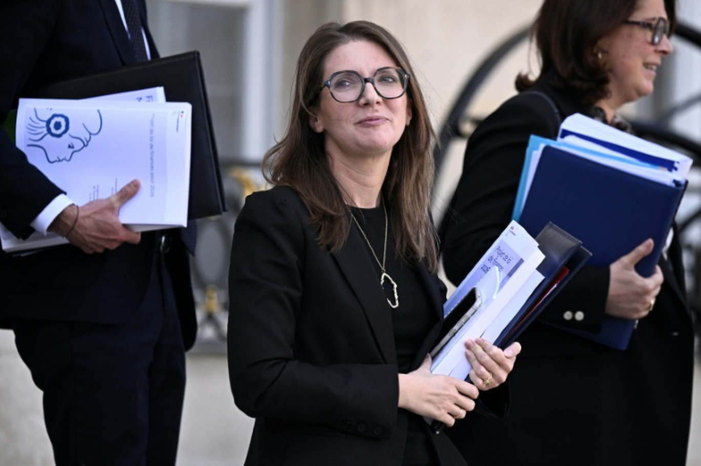La ministre déléguée chargée de l'Égalité, Aurore Bergé (c), à la sortie du Conseil des ministres à l'Élysée, le 14 octobre 2025 à Pari © JULIEN DE ROSA