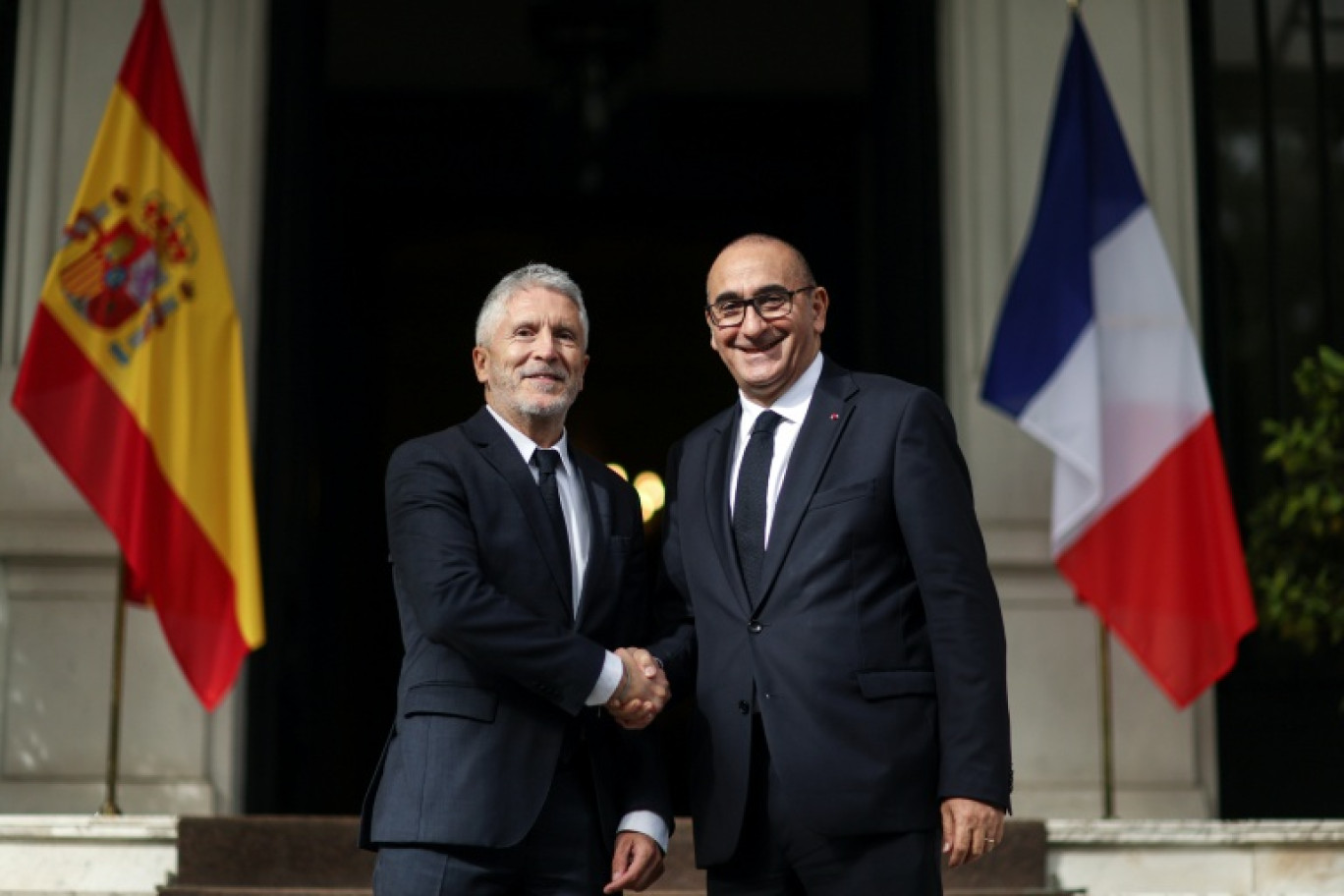 Le ministre espagnol de l'Intérieur, Fernando Grande-Marlaska (g), et son homologue français, Laurent Nuñez, avant une rencontre au ministère de l'Intérieur à Madrid, le 24 octobre 2025 © OSCAR DEL POZO