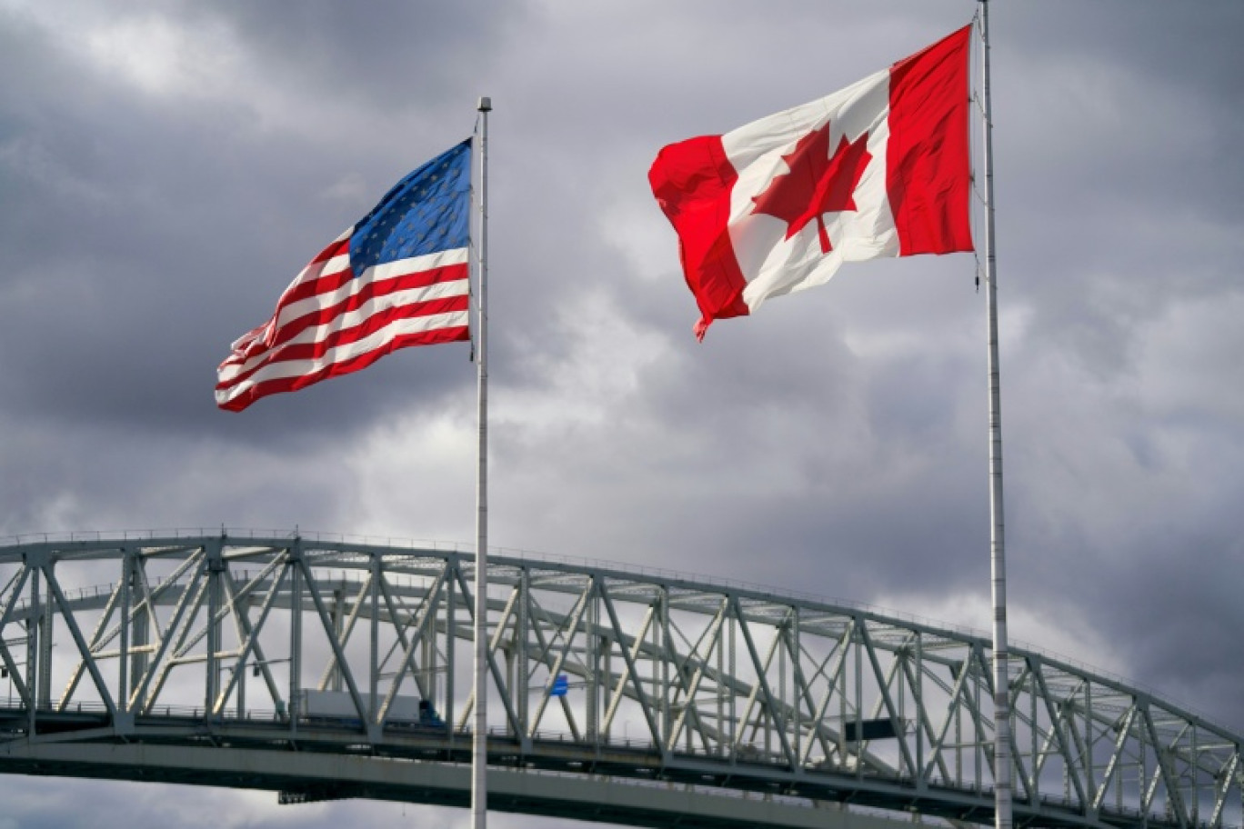 Les drapeaux américain et canadien près du poste frontalier du pont Blue Water à Point Edward, en Ontario, le 24 octobre 2025 au Canada © Geoff Robins