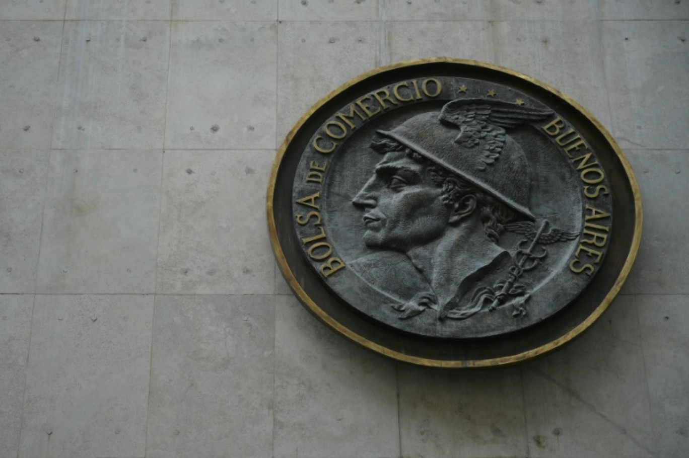 Un détail de la façade du bâtiment de la Bourse de Buenos Aires. Photo prise le 7 avril 2025 © JUAN MABROMATA