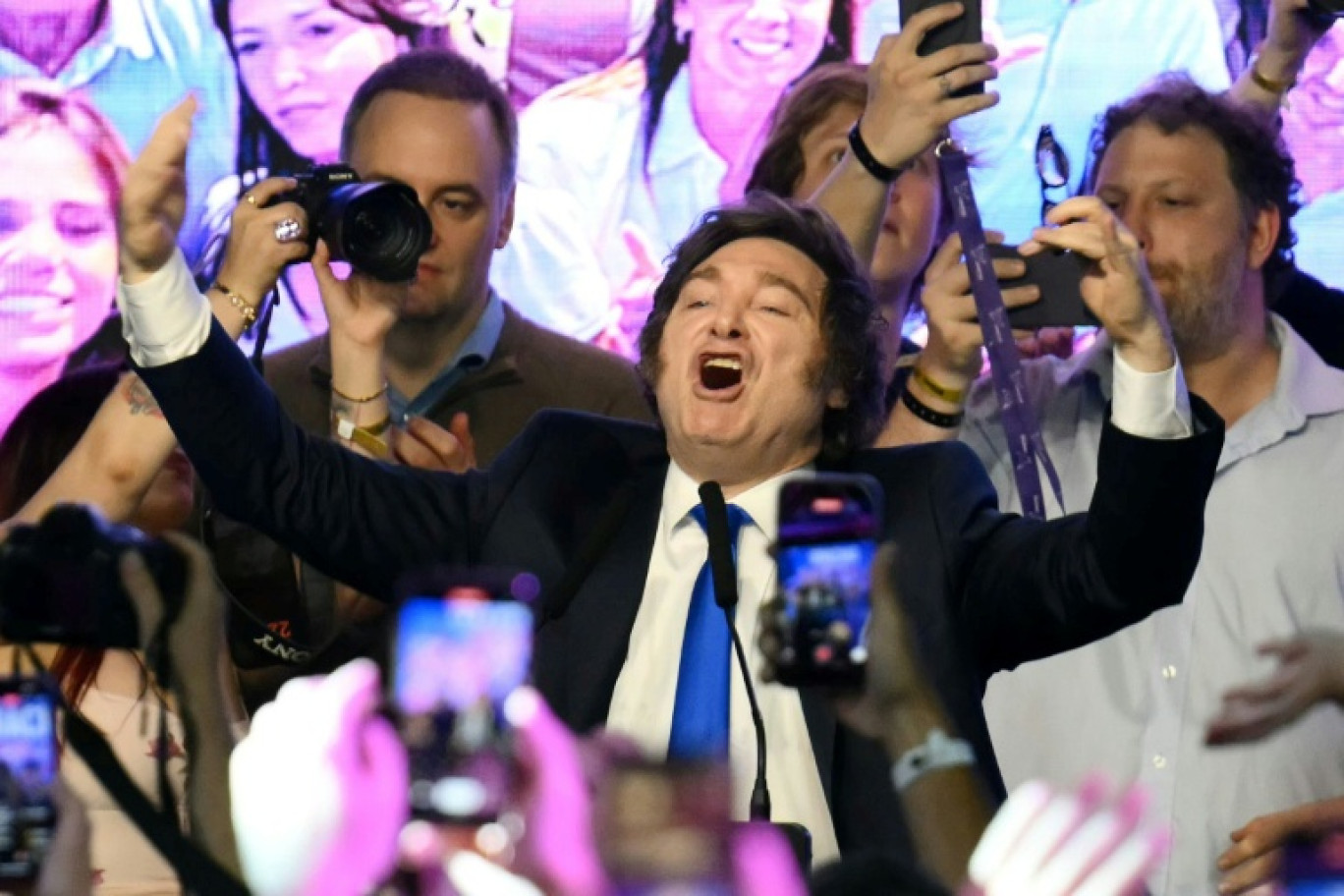 Le président argentin Javier Milei (c), fête sa victoire aux législatives de mi-mandat, le 26 octobre 2025 à Buenos Aires © Luis ROBAYO