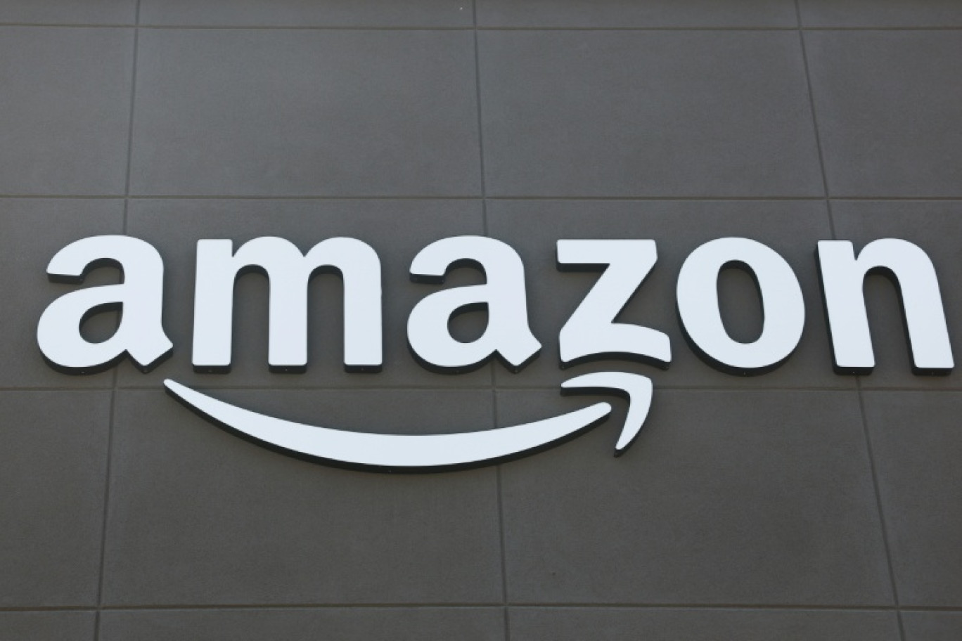 Le logo d'Amazon devant un supermarché de l'entreprise à Torrance, en Californie, le 29 juillet 2025 © Patrick T. Fallon