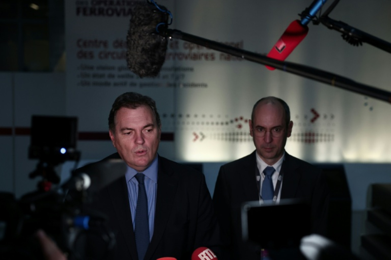 Le ministre des Transports Philippe Tabarot et le pdg de SNCF Réseau Matthieu Chabanel lors d'une conférence de presse le 27 octobre 2025 à Paris © Thibaud MORITZ