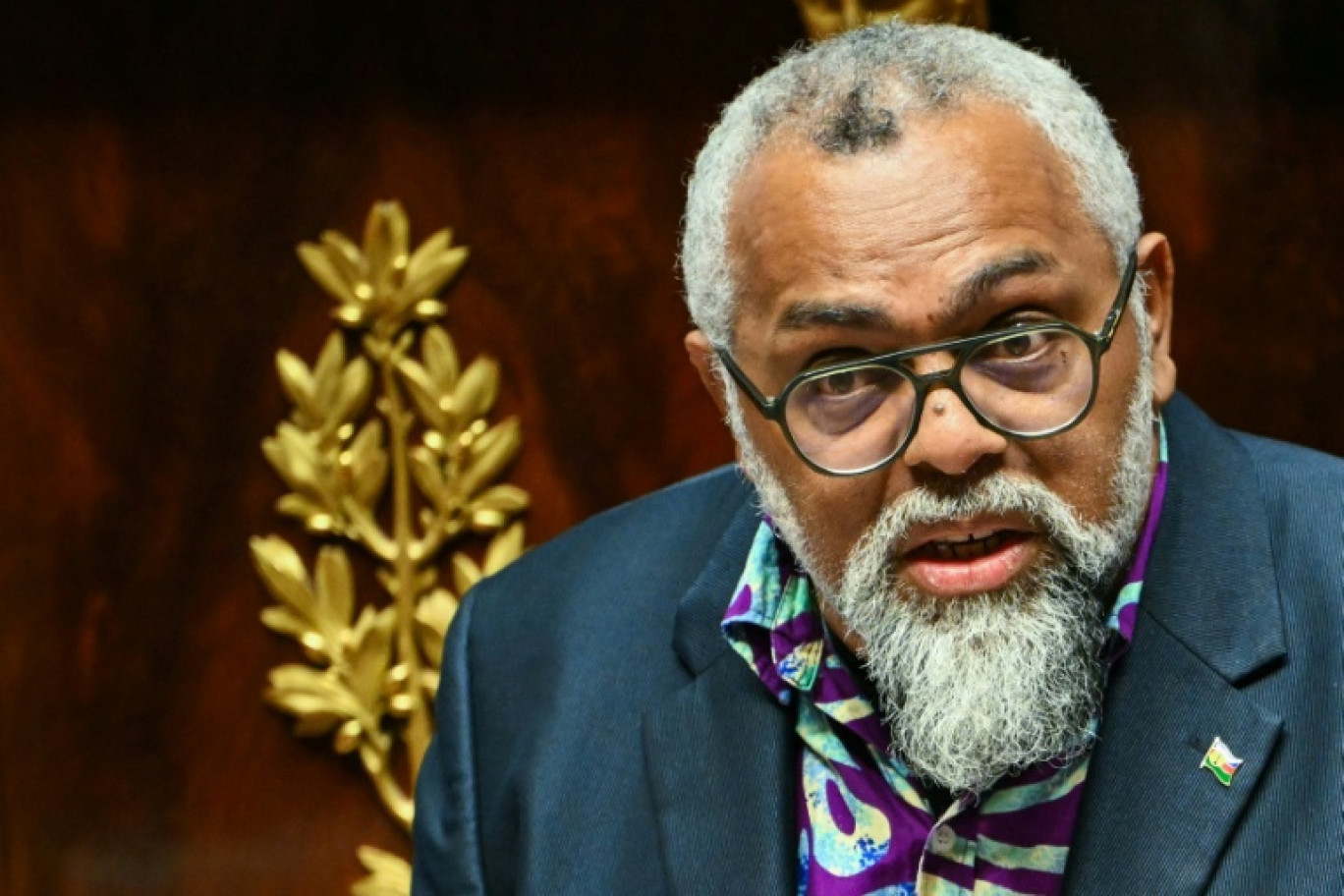 Le député indépendantiste de Nouvelle-Calédonie Emmanuel Tjibaou s'exprime à l'Assemblée nationale lors d'un débat sur le report des élections provinciales en Nouvelle-Calédonie le 28 octobre 2025 à Paris © Bertrand GUAY