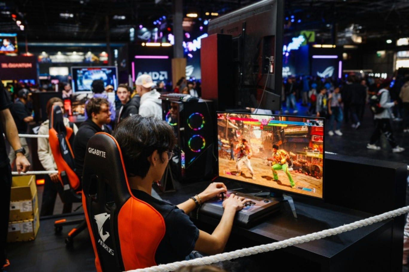 Un visiteur joue au jeu vidéo "Street Fighter 6" de l'éditeur Capcom lors de la Paris Games Week le 23 octobre 2024 à Paris © Dimitar DILKOFF
