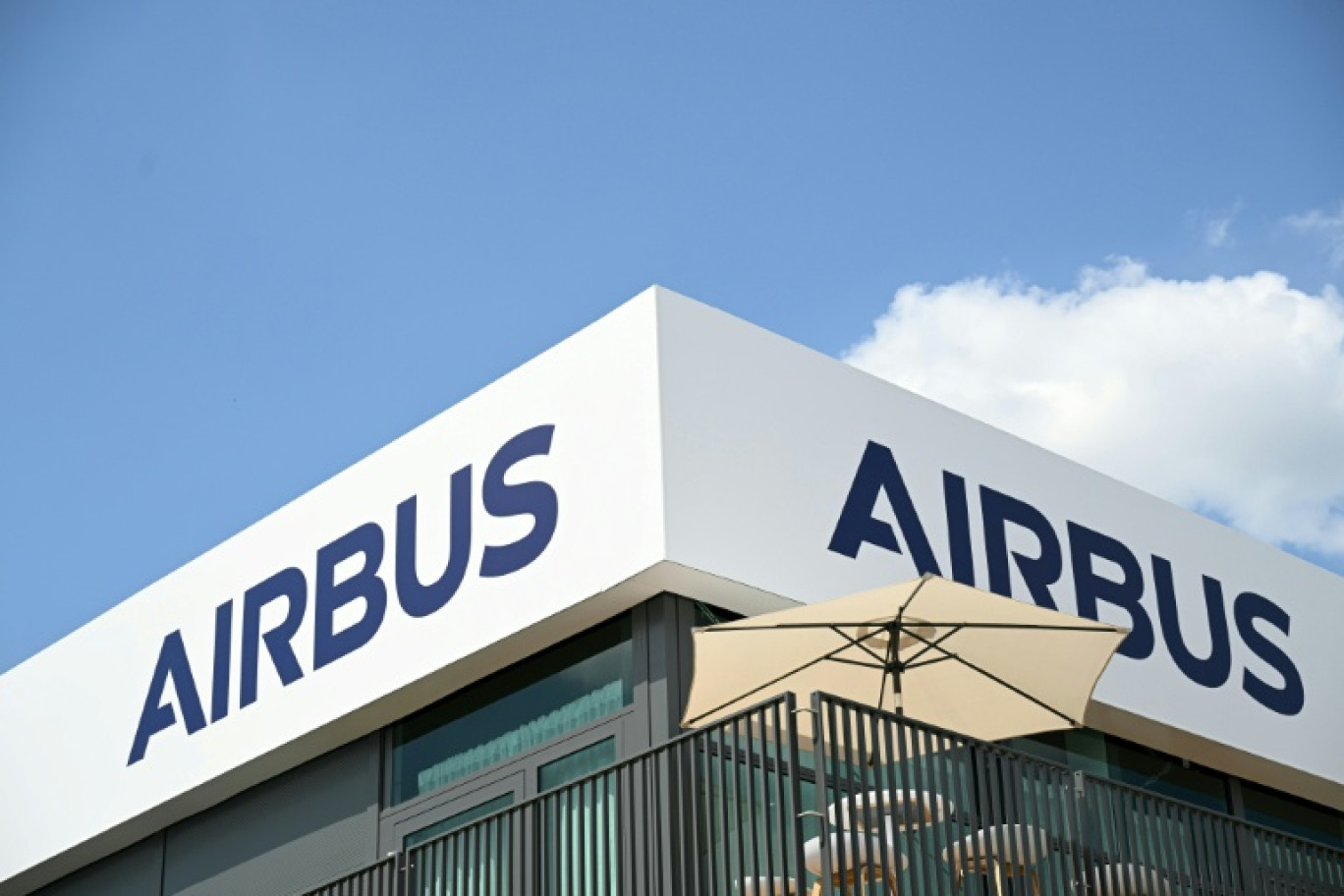 Le logo d'Airbus au salon du Bourget près de Paris, le 17 juin 2025 © Bertrand GUAY