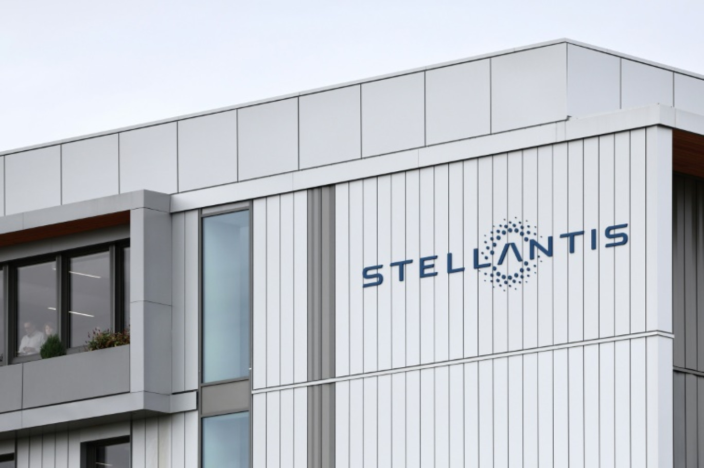Logo du constructeur automobile Stellantis sur un bâtiment de son site de Poissy (Yvelines), le 23 septembre 2025 © Thibaud MORITZ