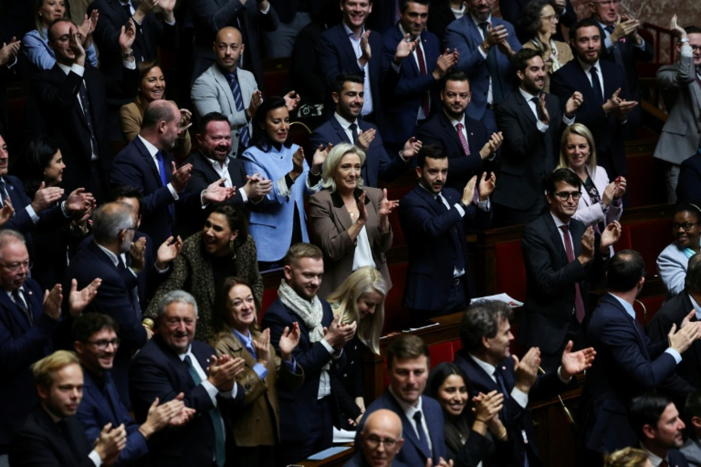 La présidente du groupe Rassemblement national à l'Assemblée nationale, Marine Le Pen, applaudit avec d'autres membres du RN durant l'examen des textes de ce parti le 30 octobre 2025 à Paris © Anne-Christine POUJOULAT