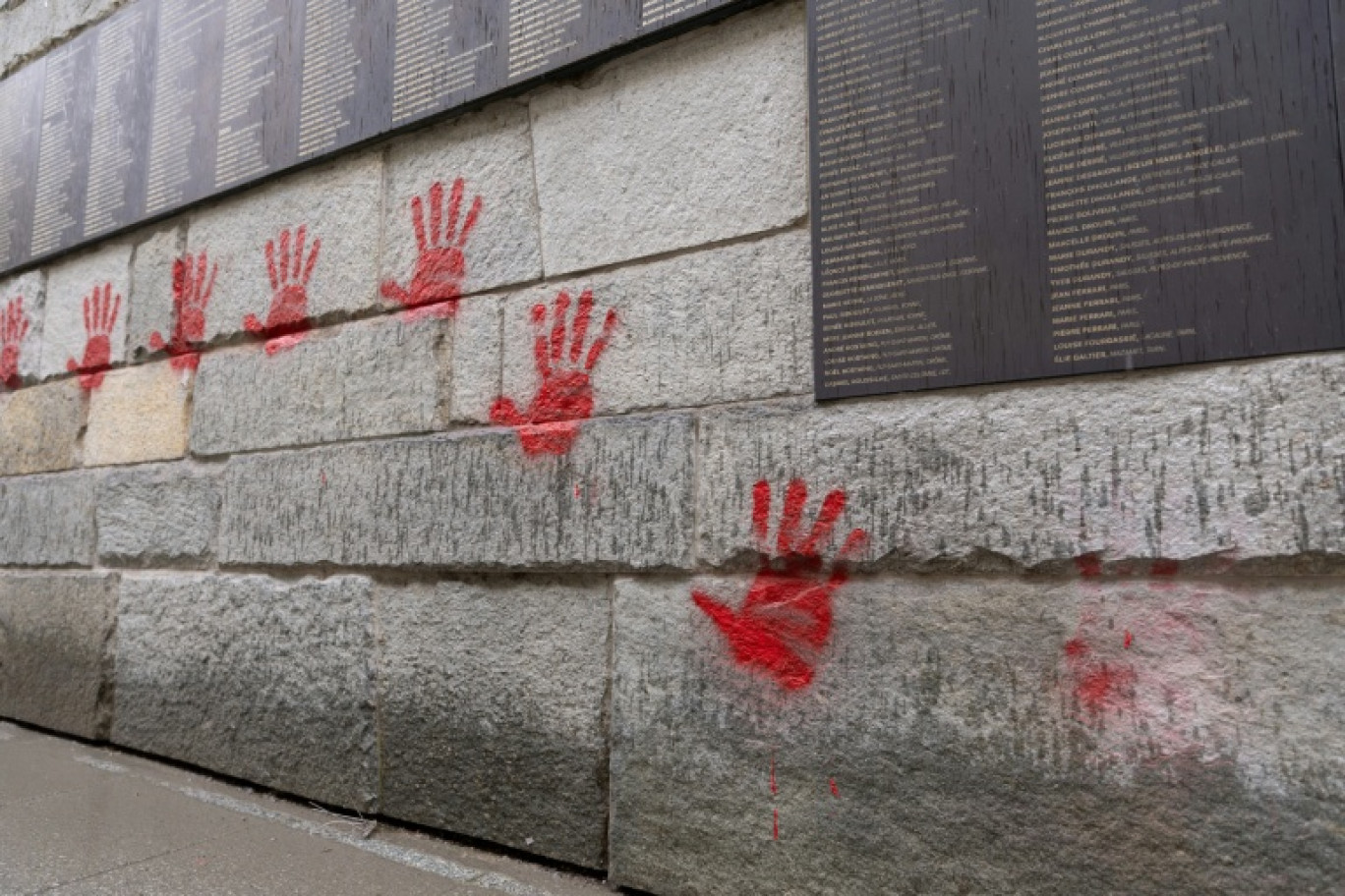 Des mains rouges taguées le 14 mai 2024 sur le Mémorial de la Shoah, à Paris © Antonin UTZ