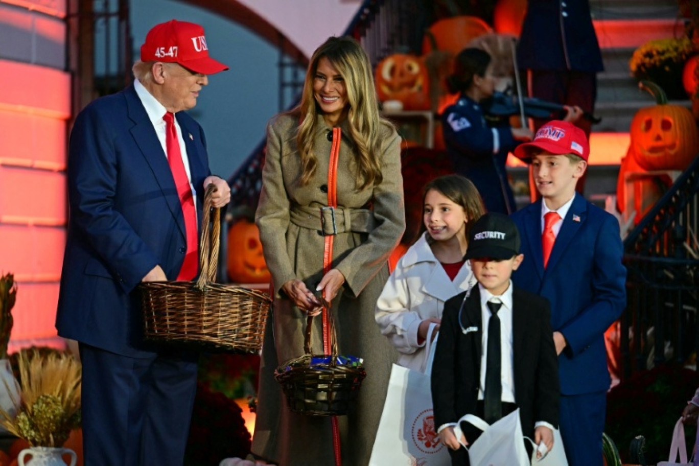 Le président américain Donald Trump et la Première dame Melania Trump distribuent des friandises à des enfants à l'occasion d'Halloween, à la Maison Blanche à Washington, le 30 octobre 2025 © Jim WATSON
