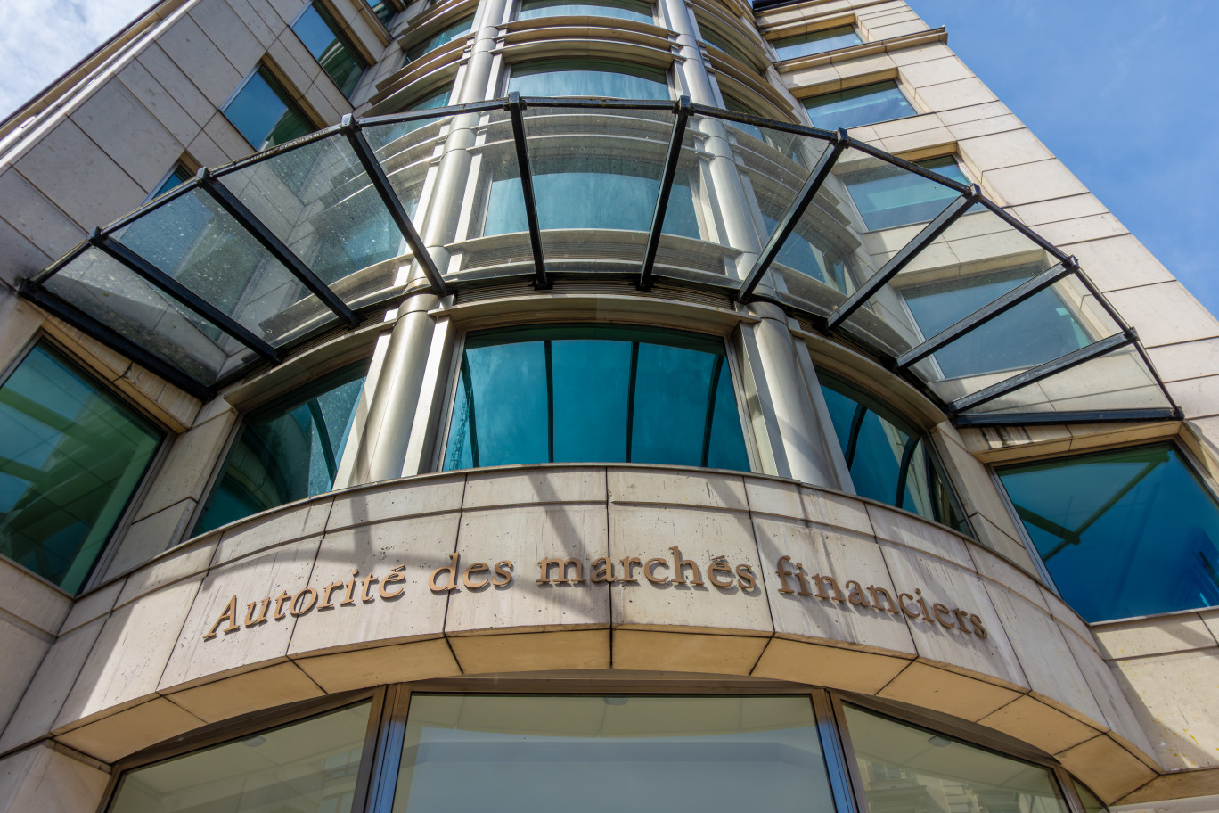 Bâtiment abritant le siège de l'Autorité des Marchés Financiers (AMF), chargée de la régulation des marchés financiers. © Adobe Stock.