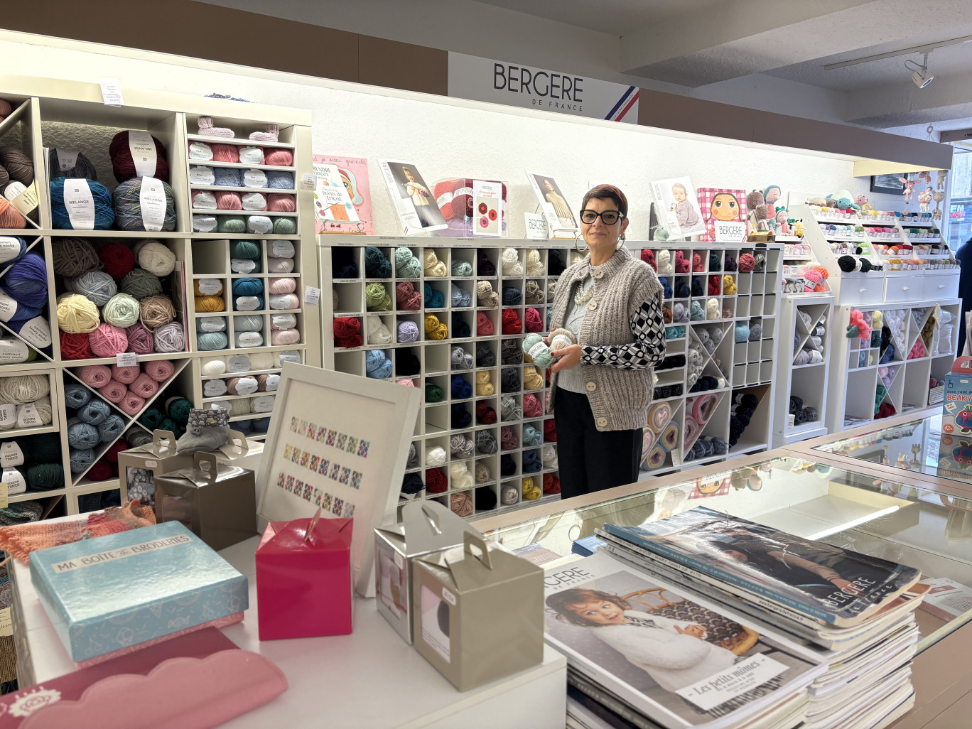 © Alexandra Marquet - Céline Sossi a repris la dernière mercerie de Bar-le-Duc en y développant de nouvelles activités complémentaires.