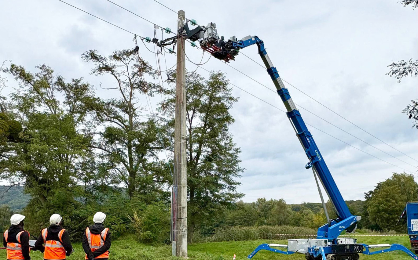 ©Enedis. Le TST Bot d’Enedis permet d’intervenir sur des lignes moyenne tension sans interrompre l’alimentation en électricité des clients.
