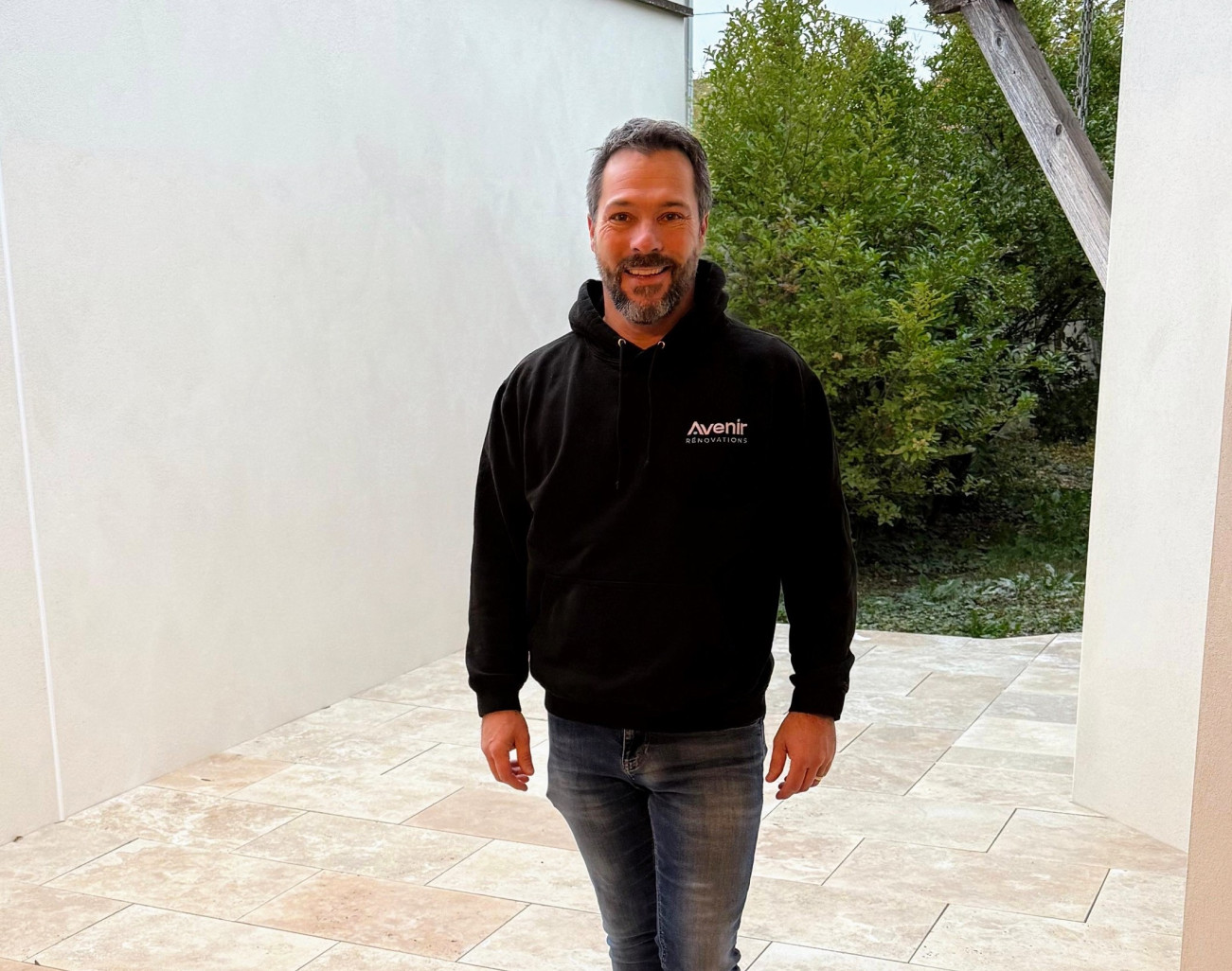 Cédric Vitrier intervient sur différents types de chantier, aussi bien en extérieur comme ici avec une terrasse, qu’en intérieur. ©Avenir Rénovation