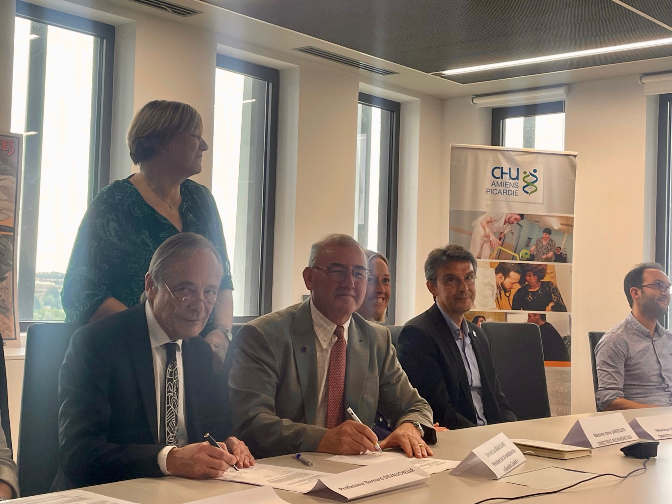 Les professeurs Bernard Devauchelle et Sylvie Testelin, fondateurs de l’Institut Faire Faces et le professeur Gilles Dequen, vice-président à la recherche de l’Université de Picardie Jules Verne, lors de la signature de la convention renouvelant le partenariat historique entre la Fondation et l’IFF.