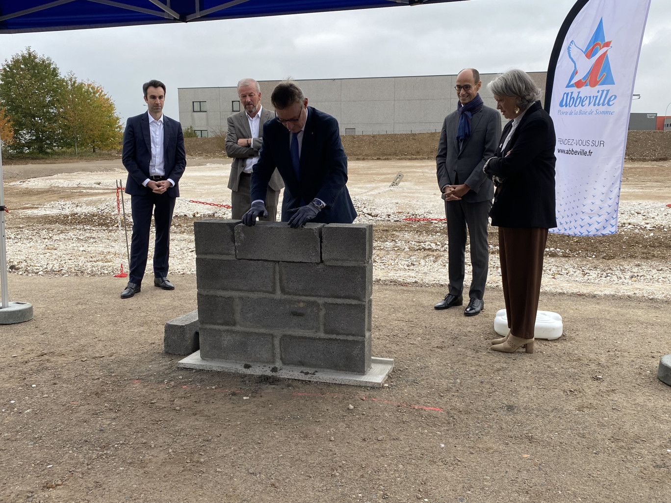 Une première pierre, posée rue René-Dingeon à Abbeville, qui a revêtu une dimension toute particulière.